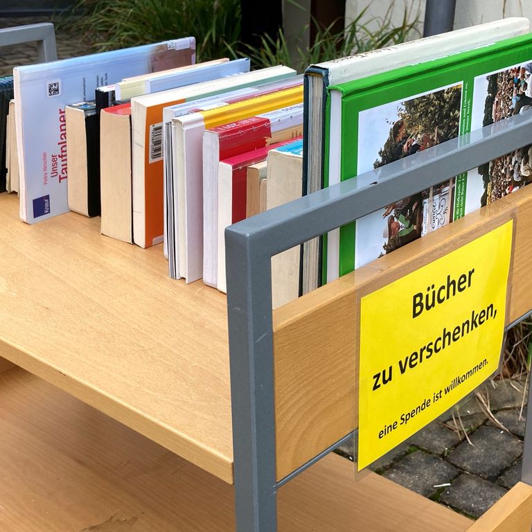 Bücher zu verschenken Sachspende erbeten