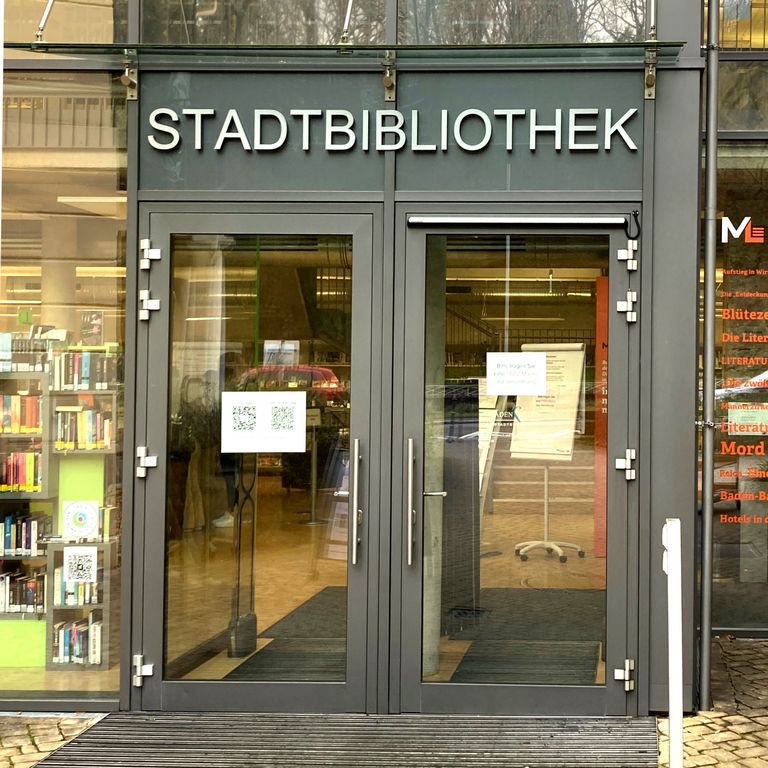 Eingang zur Stadtbibliothek Baden-Baden - mit Zeit und Engagement helfen