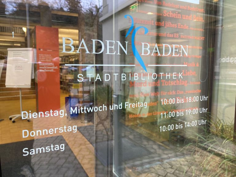 Schaufensterbeschriftung Öffnungszeiten der Stadtbibliothek Baden-Baden